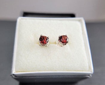January Birthstone Jewelry: Embracing the Timeless Beauty of Garnets